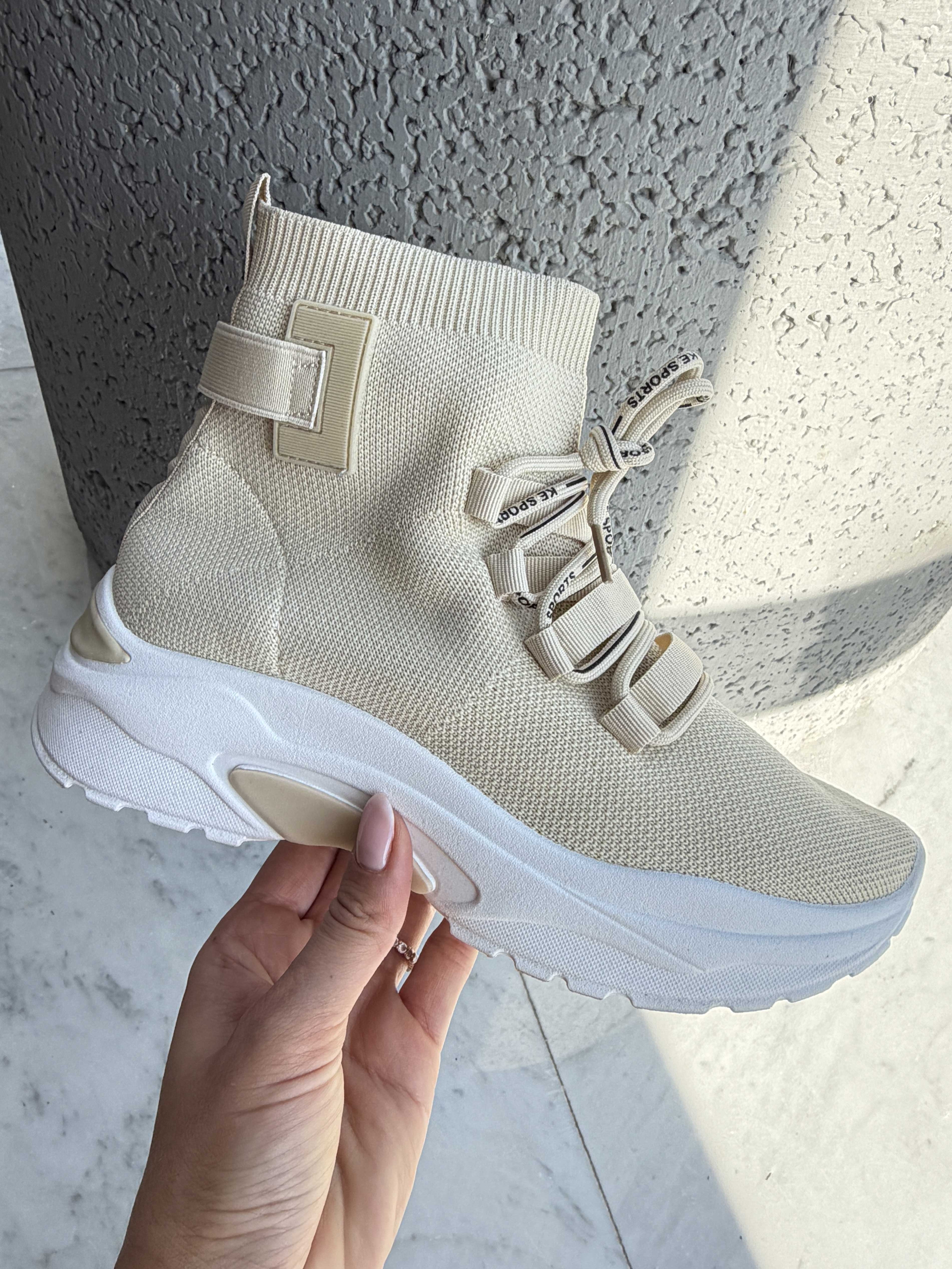 Deysi – Trendiga sock-sneakers med textdetaljer på skosnörena
